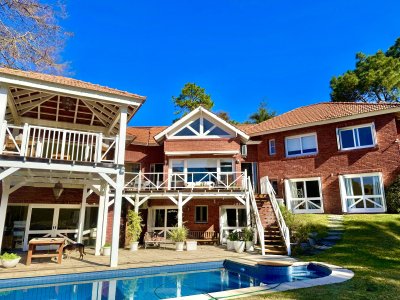 Residencia clásica con encanto colonial frente al golf