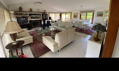 Casa 5 Dormitorios en Cantegril, Piscina, A metros de Playa Mansa