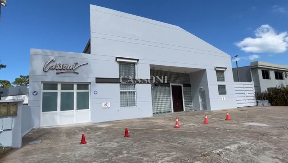 Local Comercial ID.822 - Alquiler Depósito de 704 m2 en Zona Punta Shooping