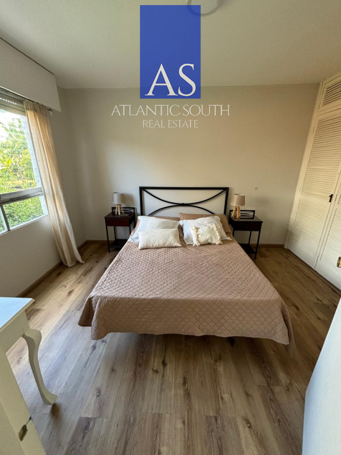 Apartamento ID.4743 - Apartamento 1 dormitorio y medio con parrillero y cochera en Península Punta del Este