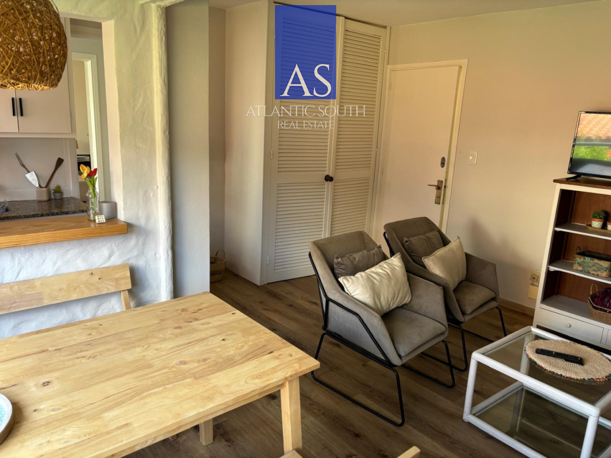 Apartamento ID.4743 - Apartamento 1 dormitorio y medio con parrillero y cochera en Península Punta del Este