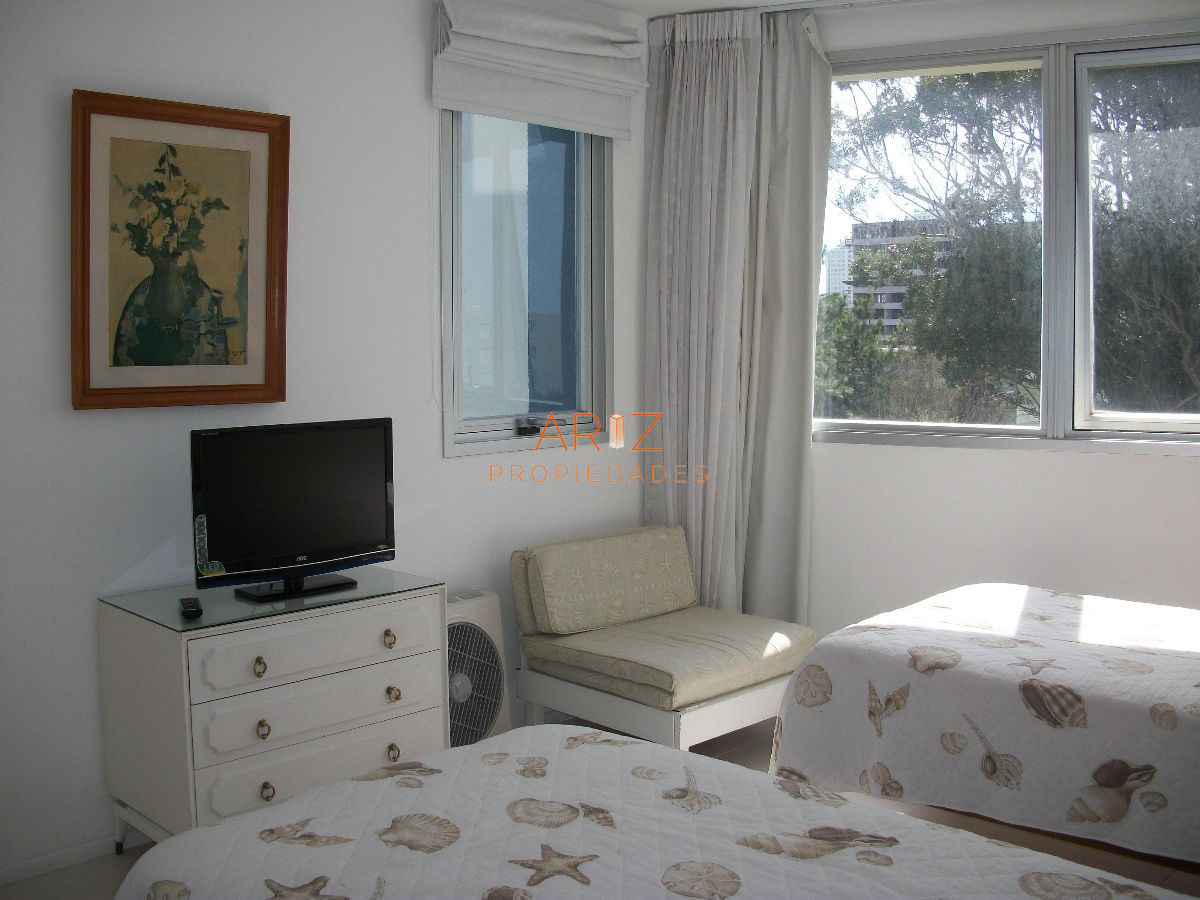 Apartamento ID.2348 - VENTA OPORTUNIDAD Apartamento, Playa Brava 3 dormitorios y 3 baños 