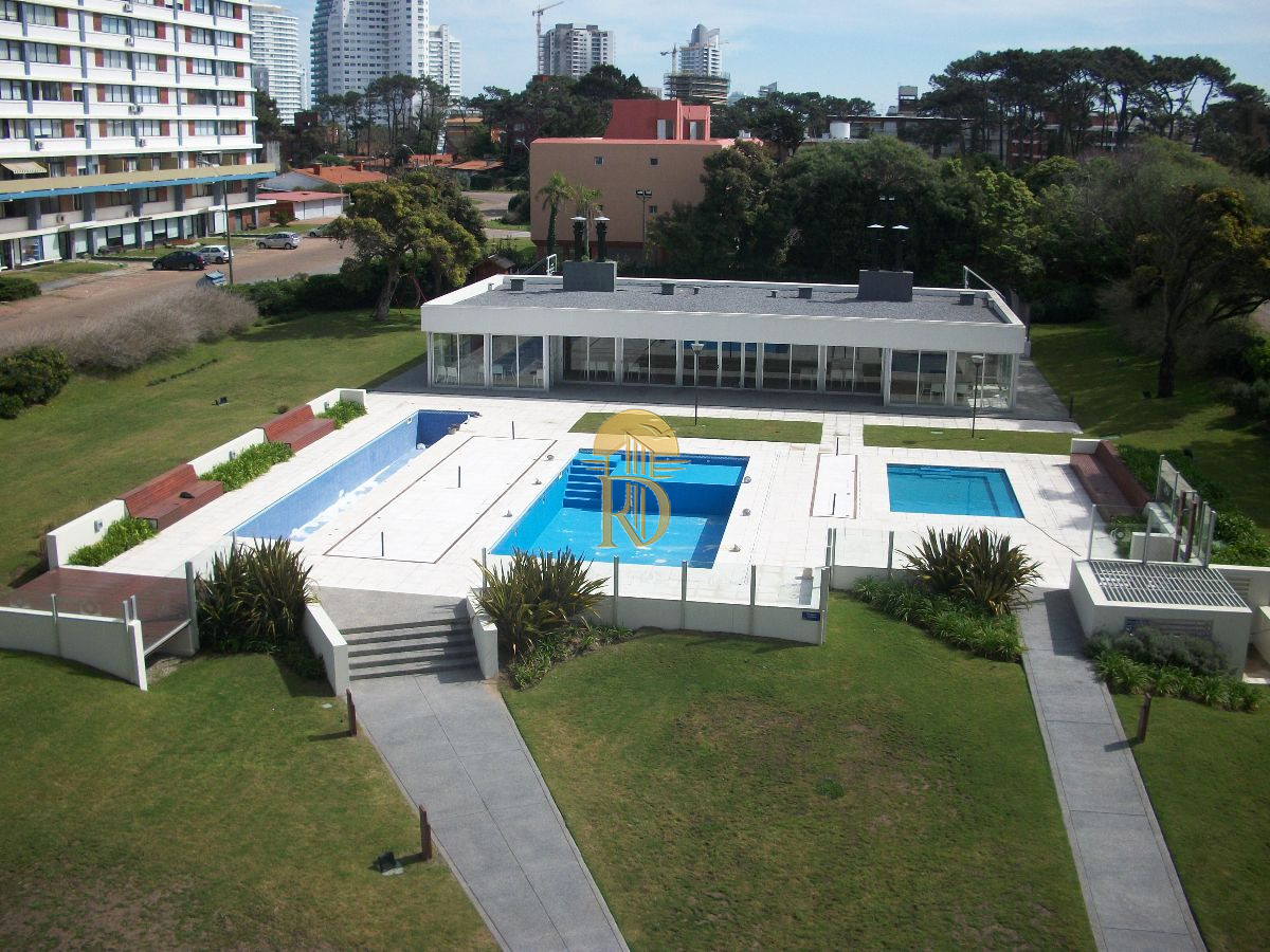 Apartamento en Playa Brava de 2 dormitorios y dependencia -id-81-0