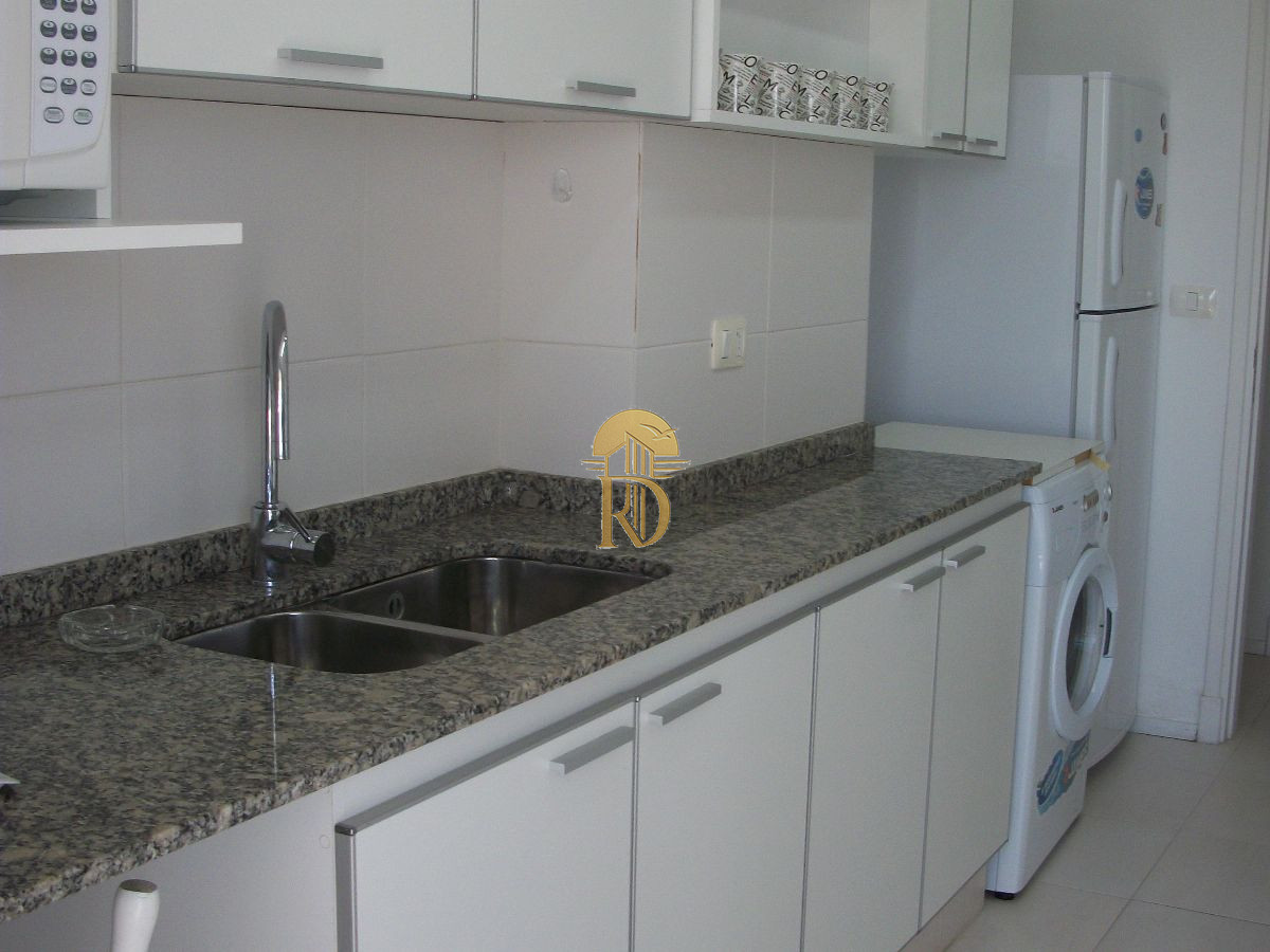 Apartamento en Playa Brava de 2 dormitorios y dependencia -id-81-12