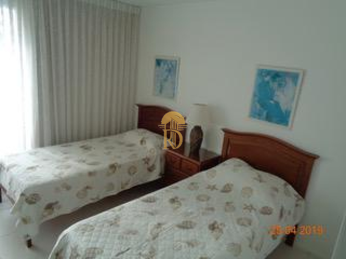 Apartamento en Playa Brava de 2 dormitorios y dependencia -id-81-20