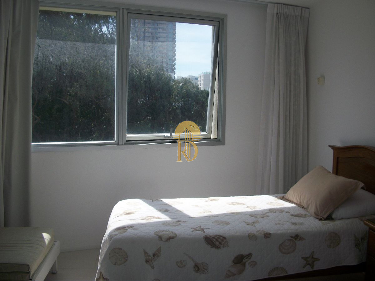Apartamento en Playa Brava de 2 dormitorios y dependencia -id-81-21