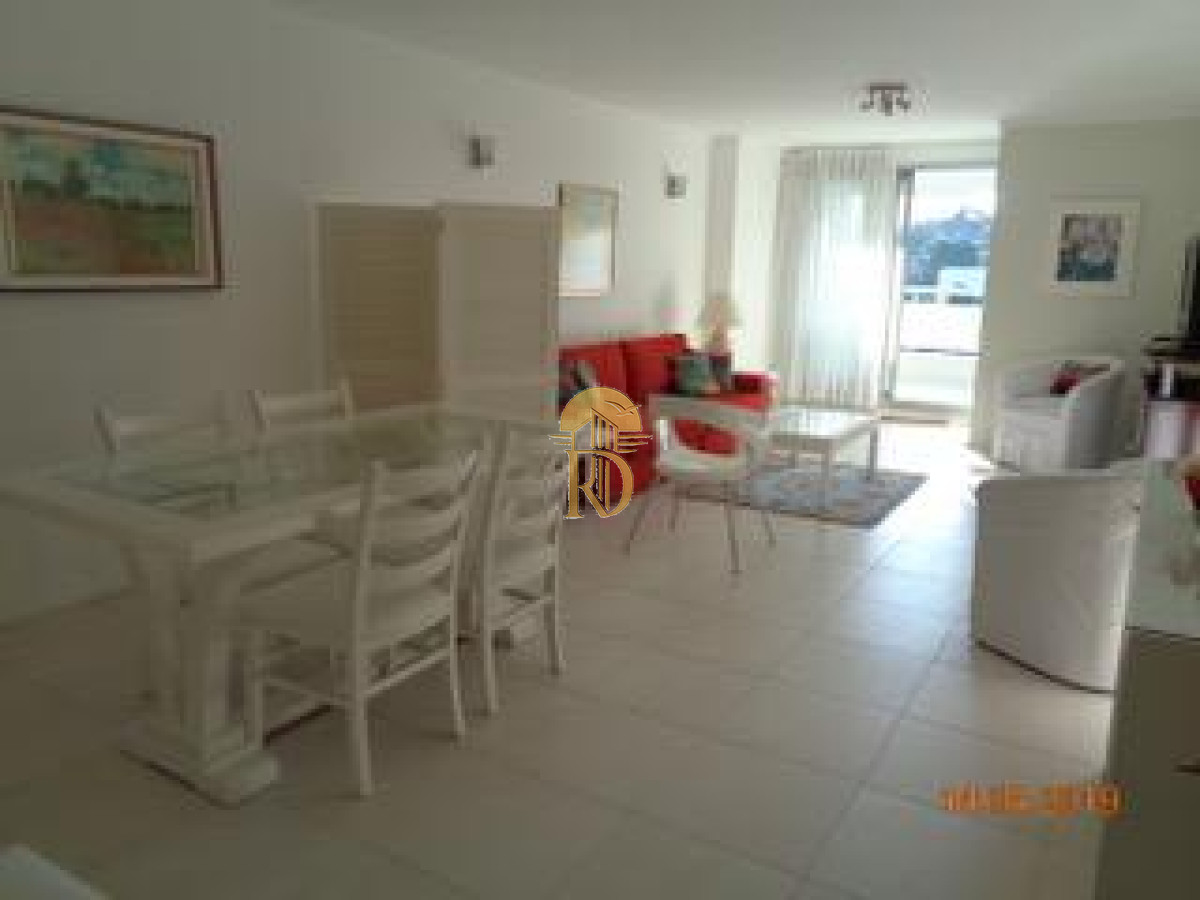 Apartamento en Playa Brava de 2 dormitorios y dependencia -id-81-5