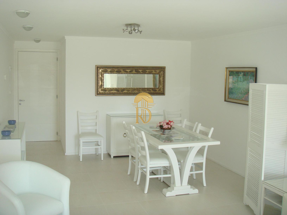 Apartamento en Playa Brava de 2 dormitorios y dependencia -id-81-8