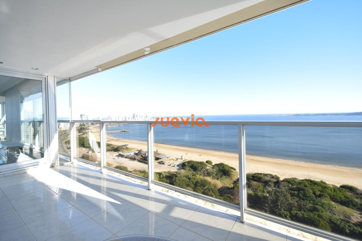 Penthouse en Venta en Punta del Este ? Primera Línea Frente a Playa Mansa  Exclusivo penthouse esquinero, ubicado en un clásico edificio frente al mar