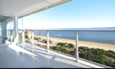 Penthouse en Venta en Punta del Este – Primera Línea Frente a Playa Mansa  Exclusivo penthouse esquinero, ubicado en un clásico edificio frente al mar