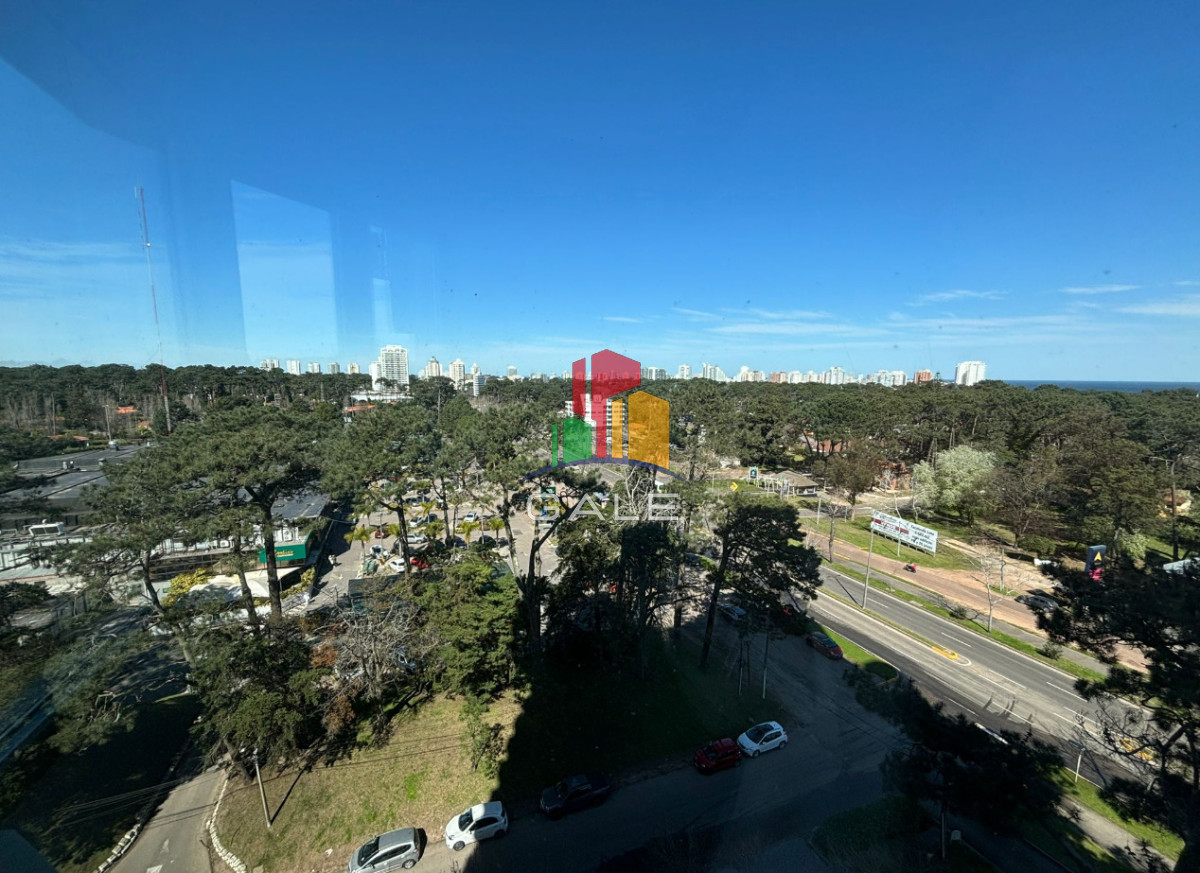 OPORTUNIDAD, BAJO DE PRECIO! Hermoso Y Amplio Apartamento en Punta Del Este - GAL2285A
