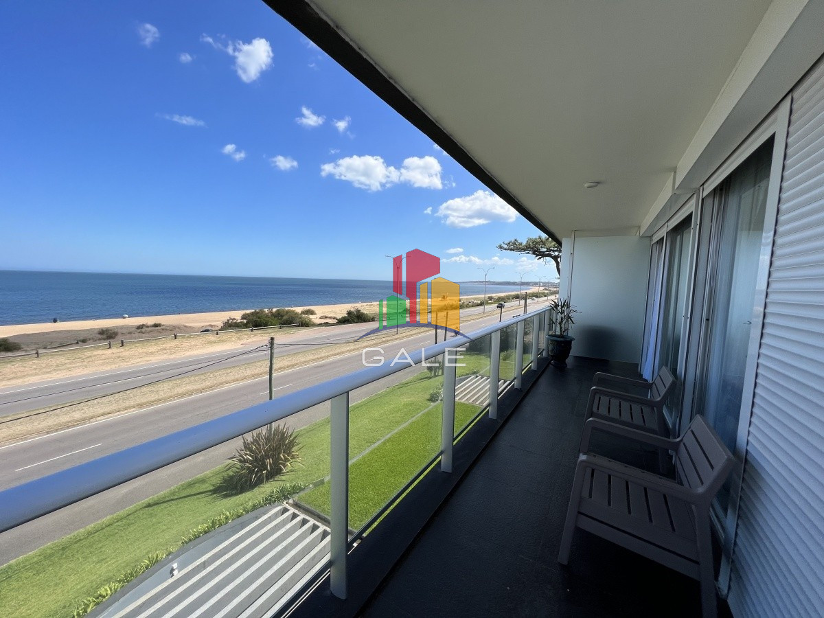 Venta y alquiler anual - apartamento 2 dormitorios en primera linea frente al mar Playa Mansa Punta del Este