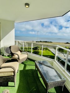 Hermoso apartamento de 3 dormitorios frente al mar