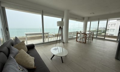 Venta y alquiler anual o invernal de apartamento 2 dormitorios frente al mar en playa mansa