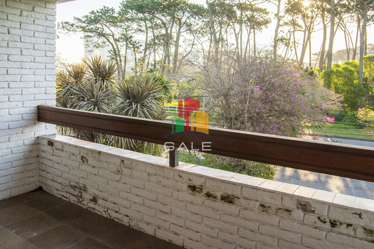 Casa ID.3289 - Casa a la venta en playa mansa Punta Del Este, gran tamaño ubicada en zona privilegiada.