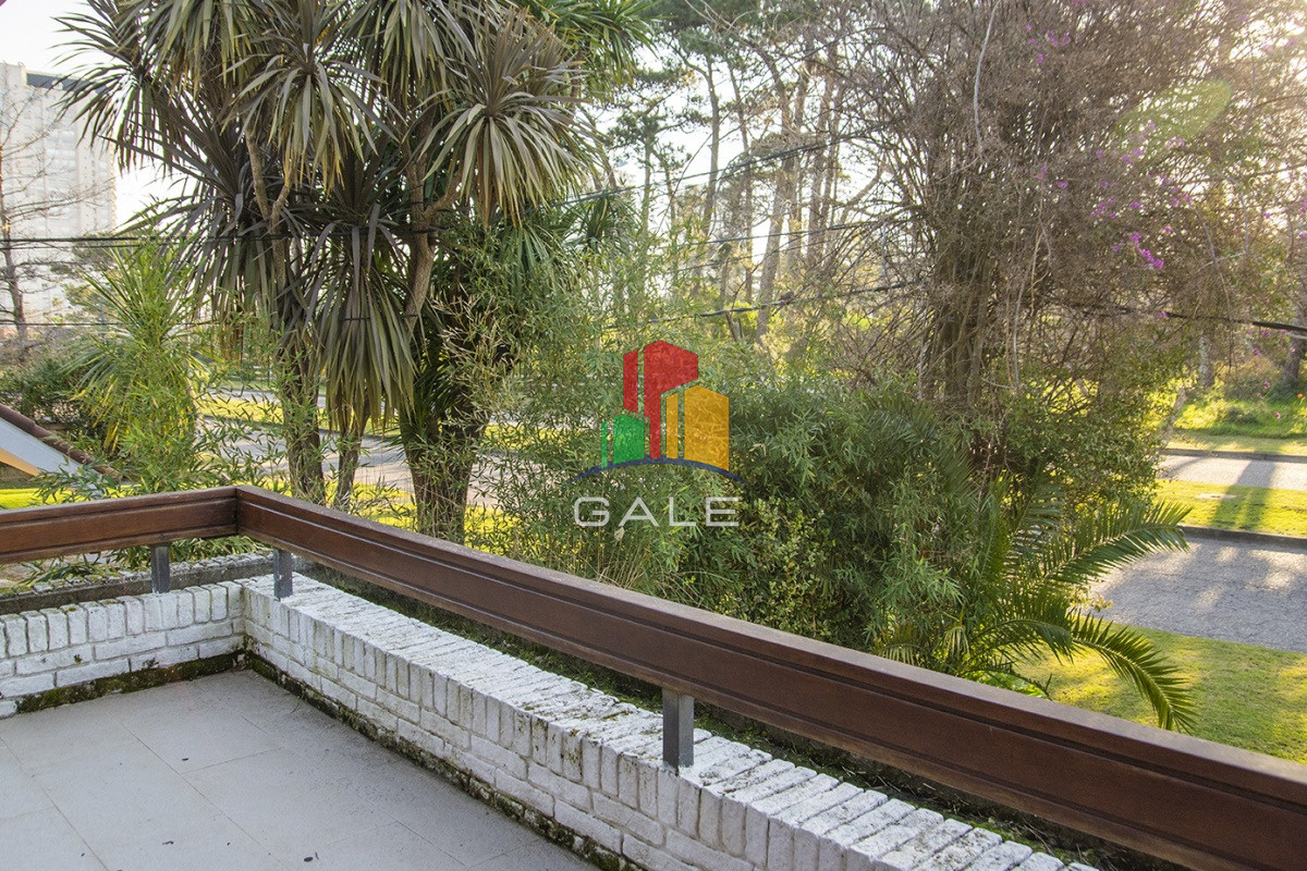 Casa ID.3289 - Casa a la venta en playa mansa Punta Del Este, gran tamaño ubicada en zona privilegiada.
