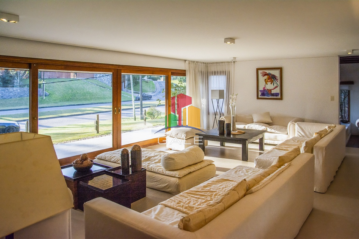 Casa ID.3289 - Casa a la venta en playa mansa Punta Del Este, gran tamaño ubicada en zona privilegiada.