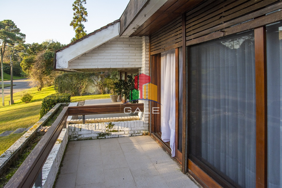 Casa ID.3289 - Casa a la venta en playa mansa Punta Del Este, gran tamaño ubicada en zona privilegiada.