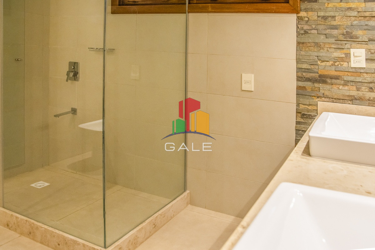 Casa ID.3289 - Casa a la venta en playa mansa Punta Del Este, gran tamaño ubicada en zona privilegiada.