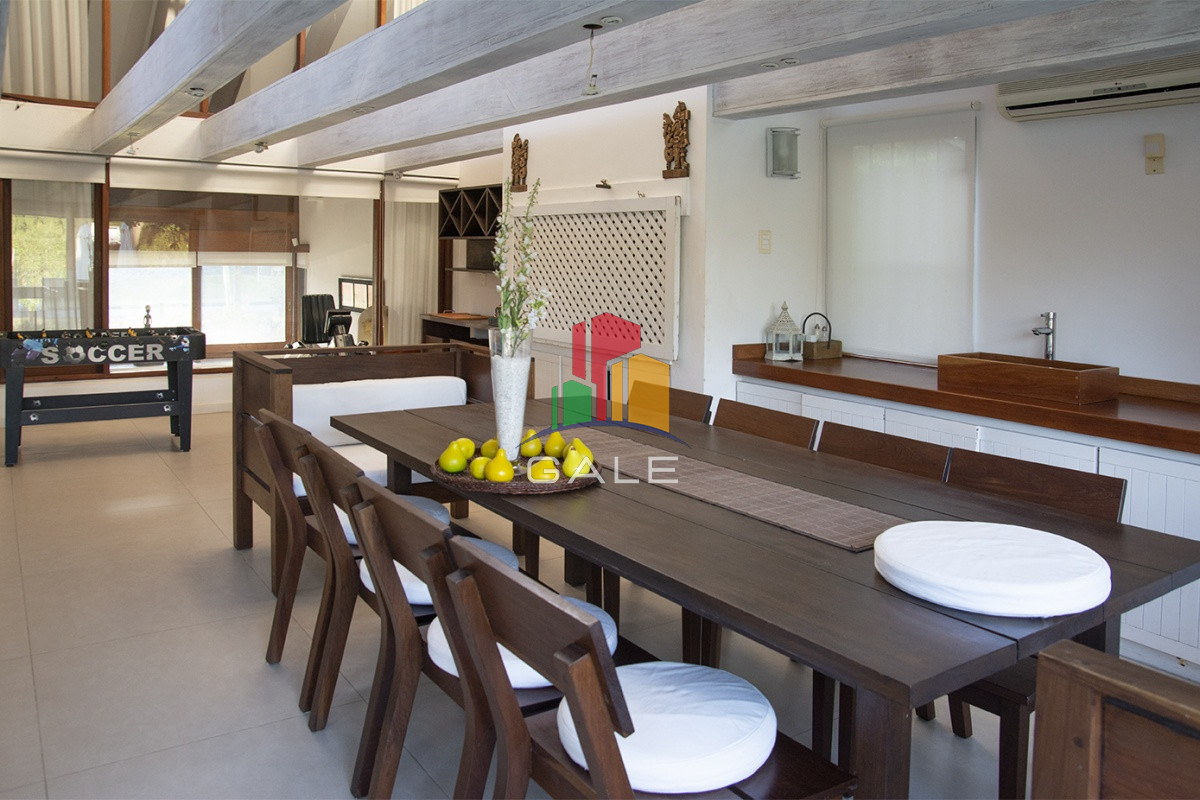 Casa ID.3289 - Casa a la venta en playa mansa Punta Del Este, gran tamaño ubicada en zona privilegiada.