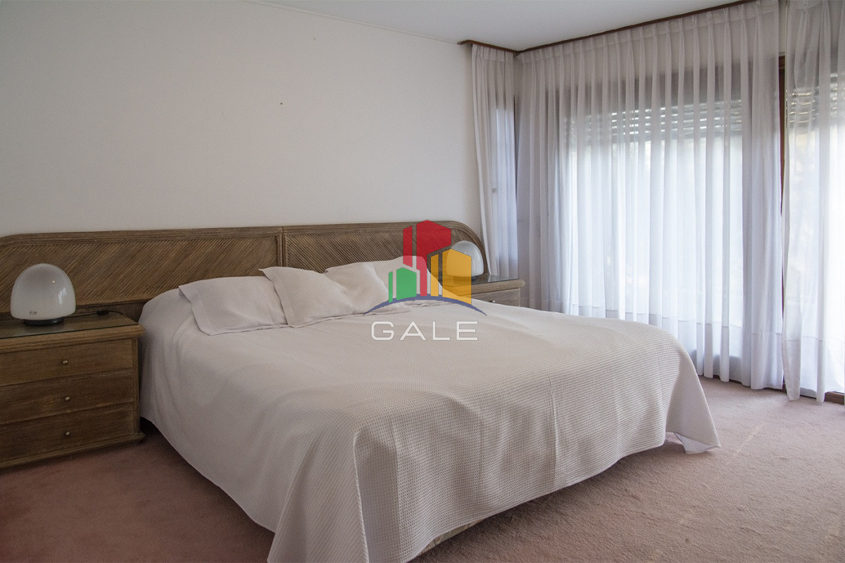 Casa ID.3289 - Casa a la venta en playa mansa Punta Del Este, gran tamaño ubicada en zona privilegiada.
