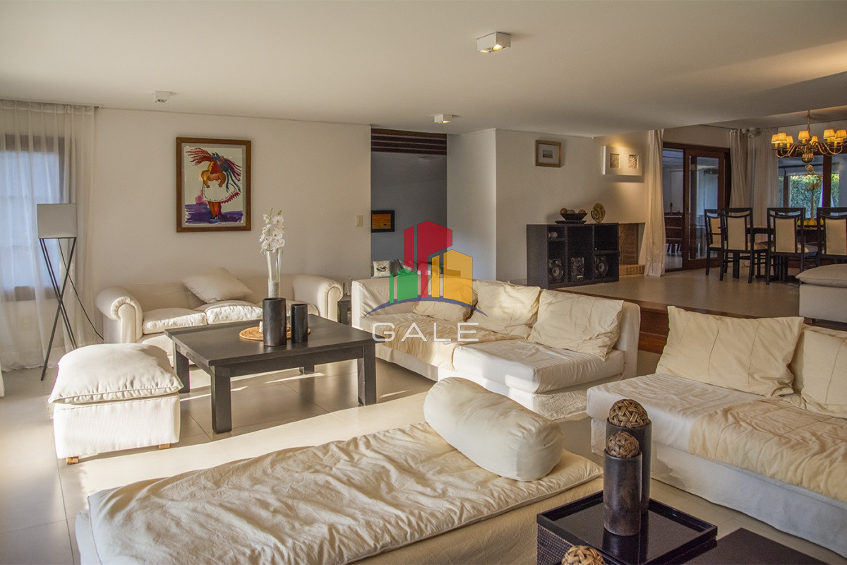 Casa ID.3289 - Casa a la venta en playa mansa Punta Del Este, gran tamaño ubicada en zona privilegiada.