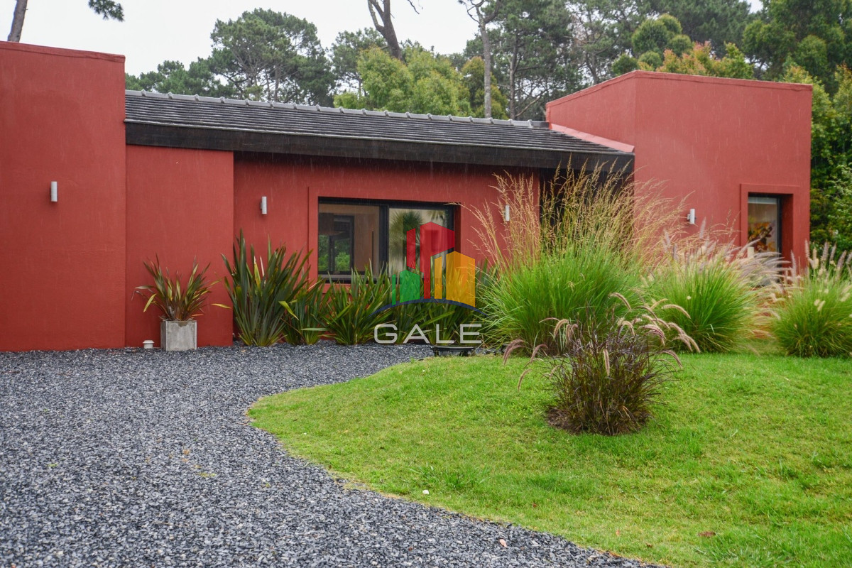Casa ID.3452 - ALQUILER ANUAL E INVERNAL - CASA 3 DORMITORIOS Y SERVICIO EN BARRIO PRIVADO PDE.
