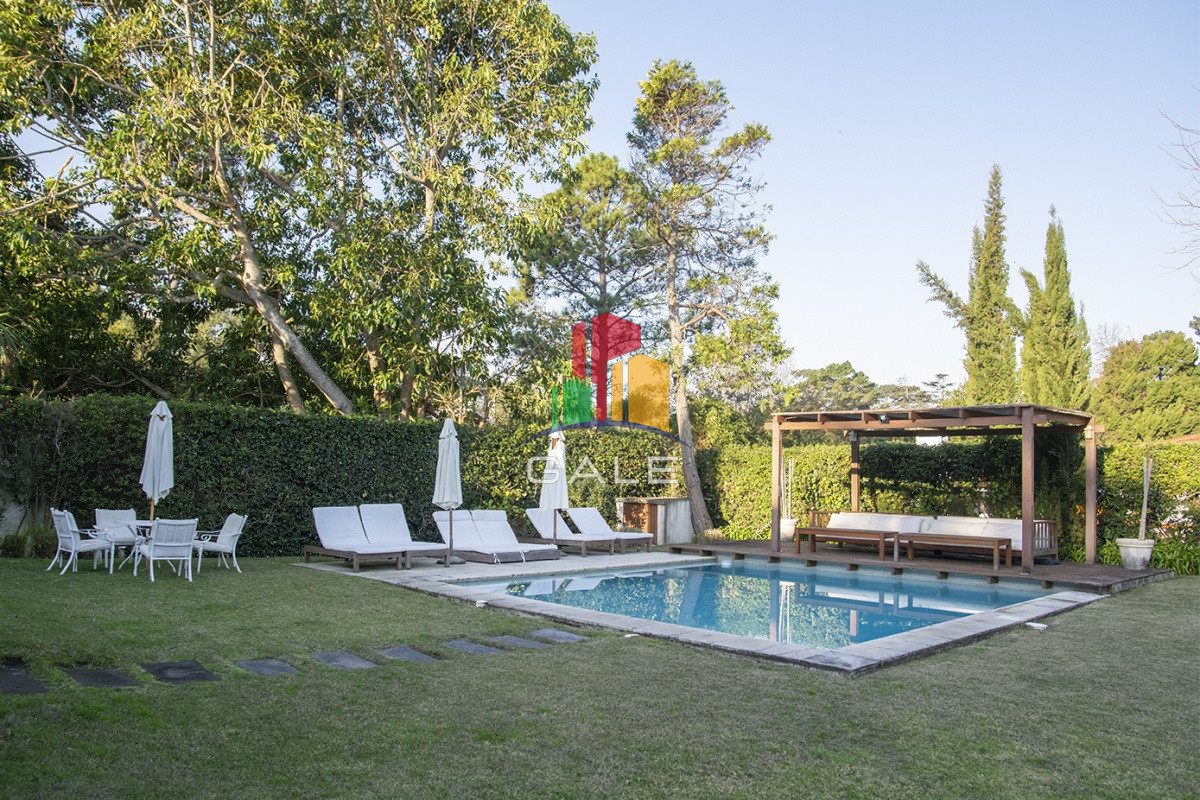 Casa ID.3289 - Casa a la venta en playa mansa Punta Del Este, gran tamaño ubicada en zona privilegiada.