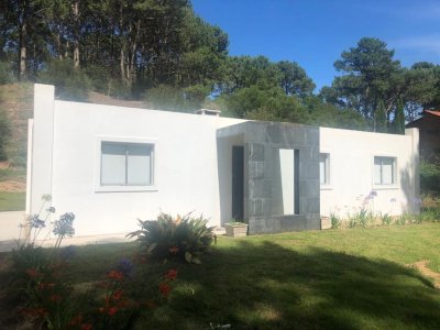 Oportunidad, casa con amplio terreno - Club del Lago