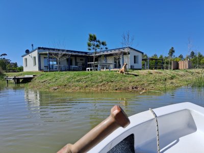 Casa frente al arroyo en La Barra