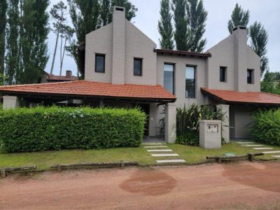 Duplex en barrio privado de Punta del Este a un precio increible.