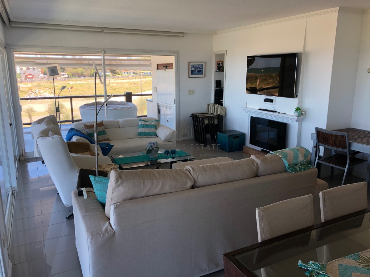 Apartamento ID.672 - Impecable apartamento en San Rafael, frente a Playa Brava. 4 Suites
