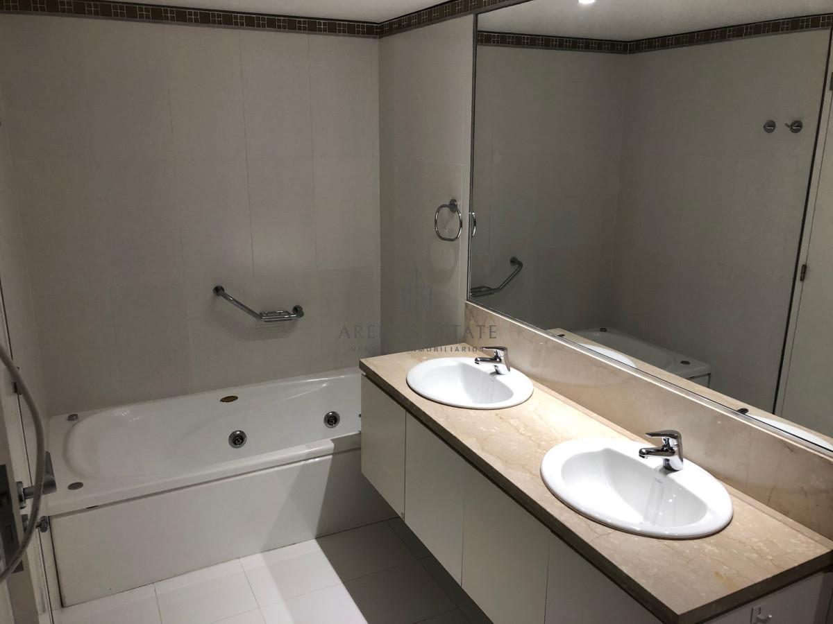 Apartamento ID.673 - Apartamento en venta frente a Playa Brava
