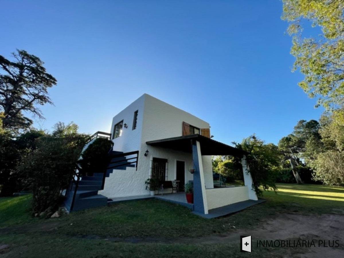 Casa ID.849 - Venta de Casa con 703 m2 Terreno con 2 Dormitorios 2 Baños en Pinares C849