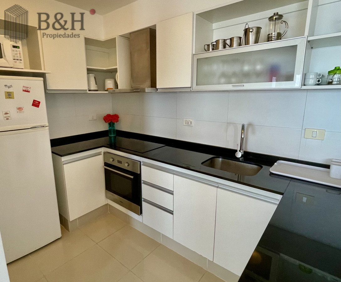 Apartamento ID.6984 - Apartamento en Alquiler Anual   Torre Nueva con Servicios. Vista al Mar