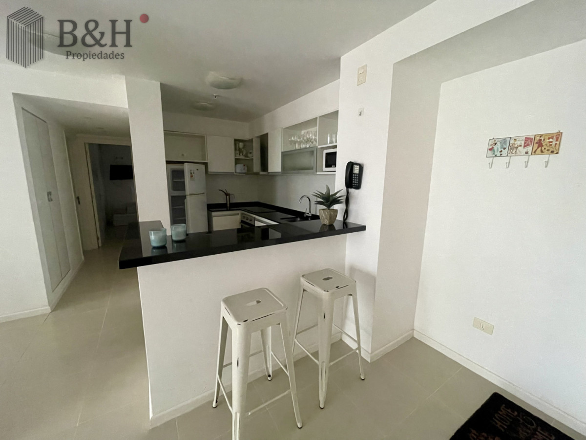 Apartamento ID.6984 - Apartamento en Alquiler Anual   Torre Nueva con Servicios. Vista al Mar