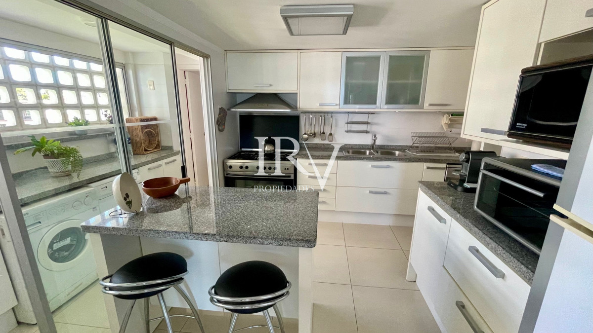 Apartamento ID.121 - Pda 6 Playa Mansa Punta del Este. Disponible 1er quincena de enero