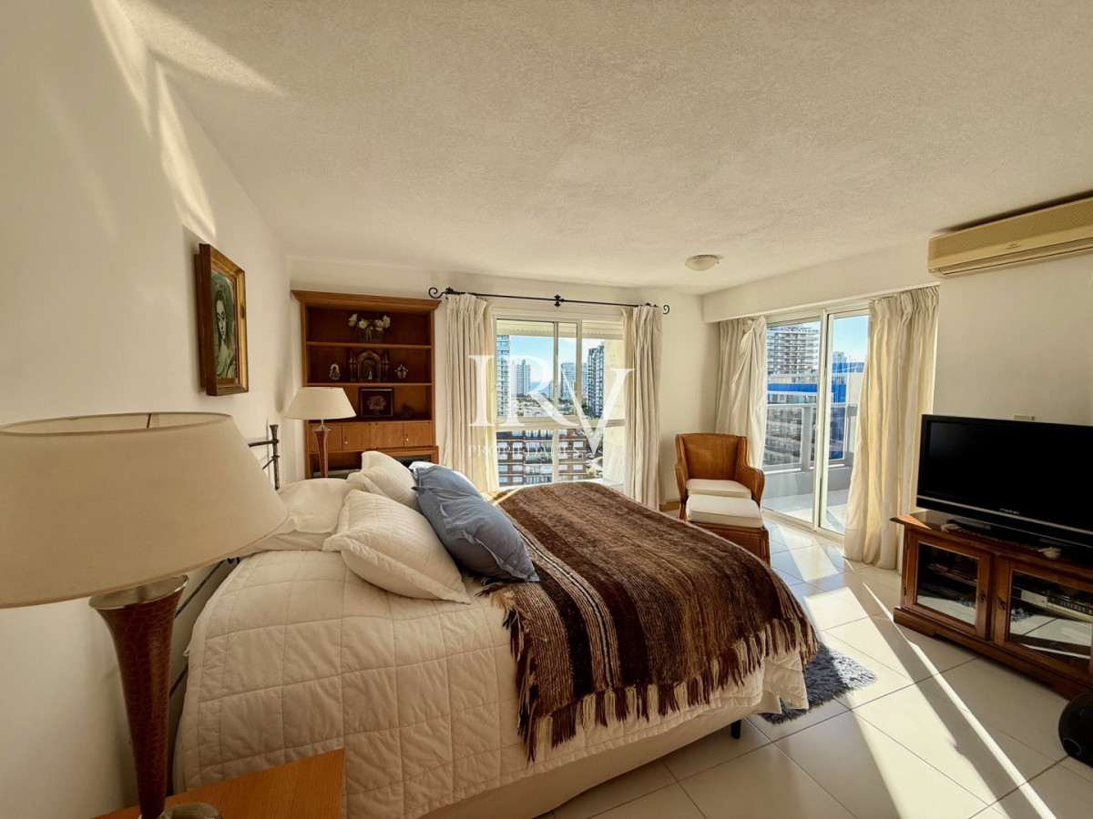 Apartamento ID.1019 - Venta de Penthouse duplex con parrillero exclusivo en Playa Brava de Punta del Este