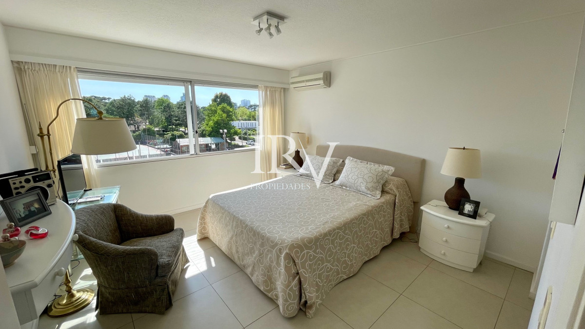 Apartamento ID.121 - Pda 6 Playa Mansa Punta del Este. Disponible 1er quincena de enero