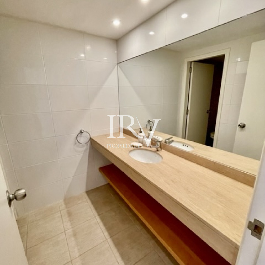 Apartamento ID.126 - Oportunidad Real. Apartamento en Venta a 50m de la Playa Brava en Punta del Este
