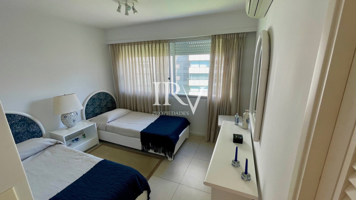 Apartamento ID.121 - Pda 6 Playa Mansa Punta del Este. Disponible 1er quincena de enero