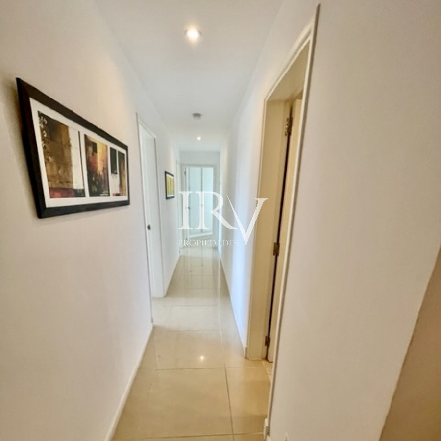 Apartamento ID.126 - Oportunidad Real. Apartamento en Venta a 50m de la Playa Brava en Punta del Este