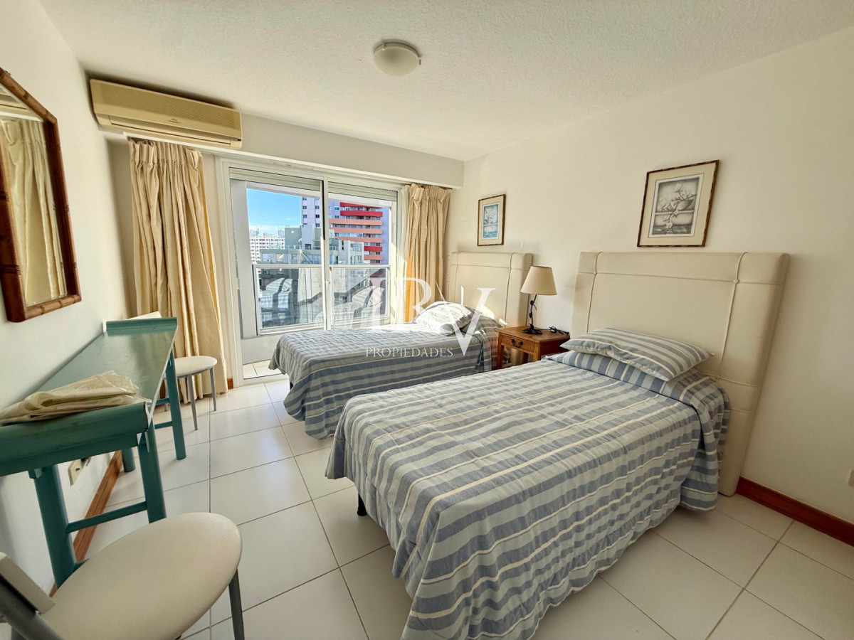 Apartamento ID.1019 - Venta de Penthouse duplex con parrillero exclusivo en Playa Brava de Punta del Este