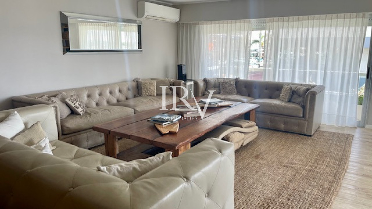 Apartamento ID.919 - Venta de Apartamento a Nuevo en Península, vista al Puerto de Punta del Este 