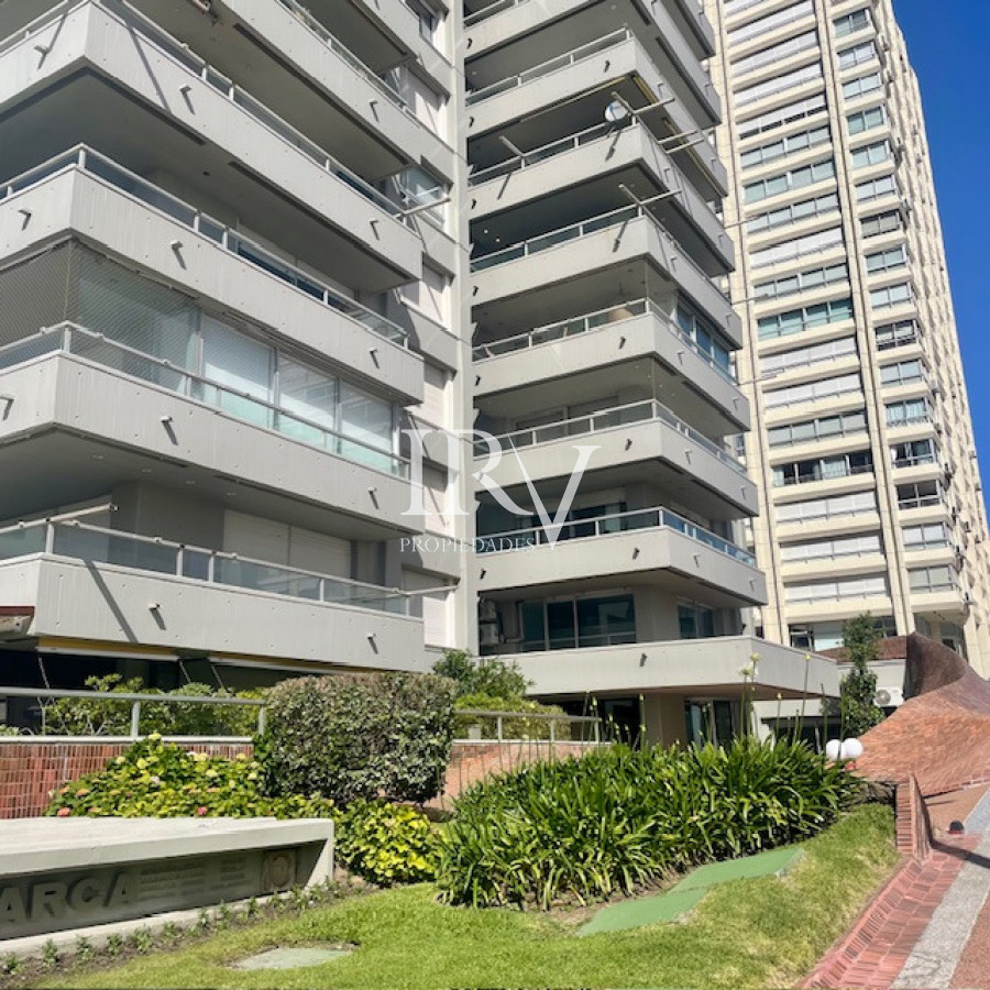 Apartamento ID.919 - Venta de Apartamento a Nuevo en Península, vista al Puerto de Punta del Este 