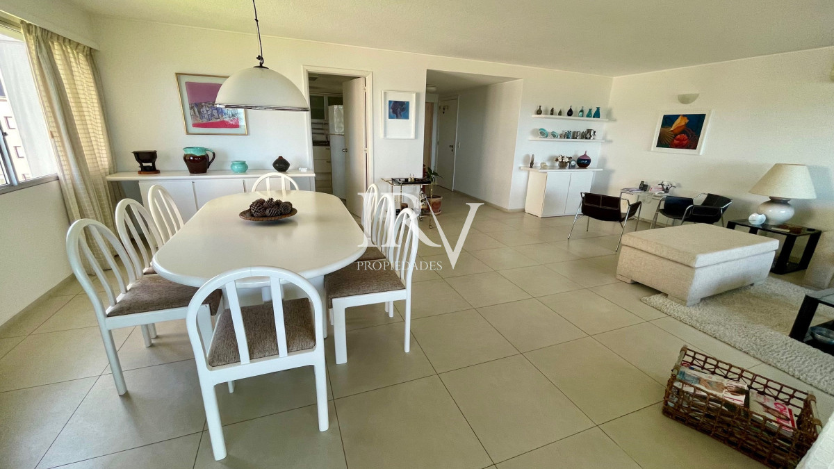 Apartamento ID.121 - Pda 6 Playa Mansa Punta del Este. Disponible 1er quincena de enero