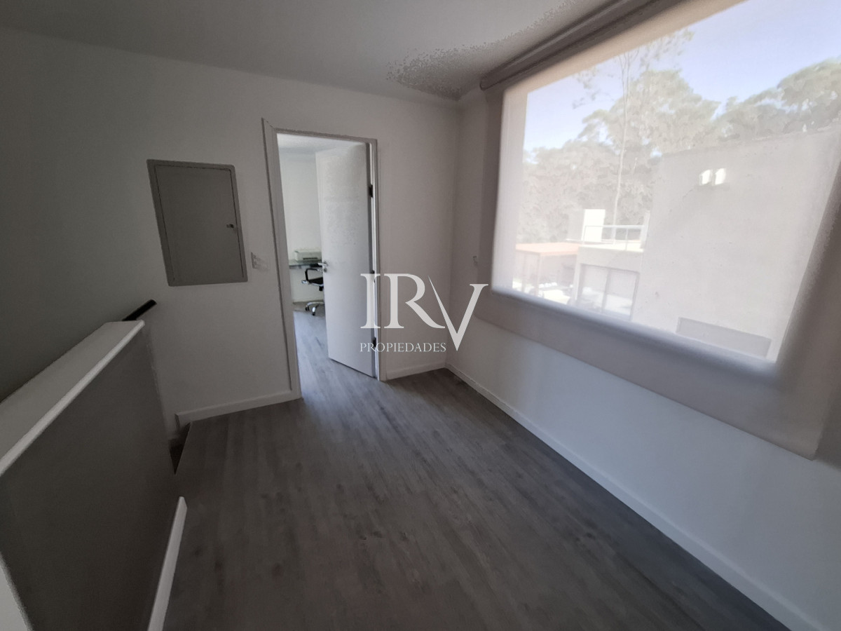 Casa ID.926 - Casa Nueva en Venta  4 Suites con Piscina y Parrillero en Solanas ,Punta del Este