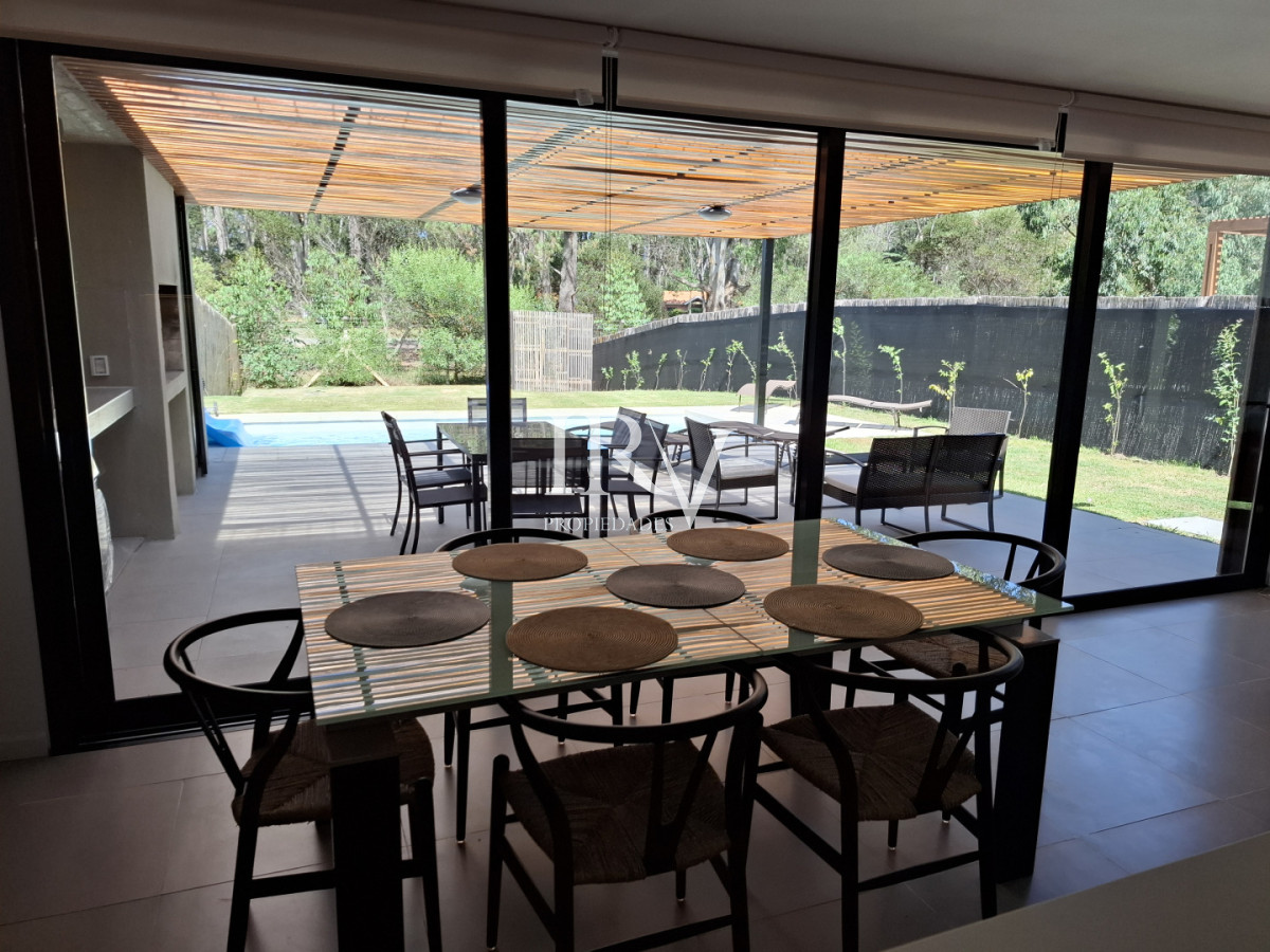Casa ID.926 - Casa Nueva en Venta  4 Suites con Piscina y Parrillero en Solanas ,Punta del Este