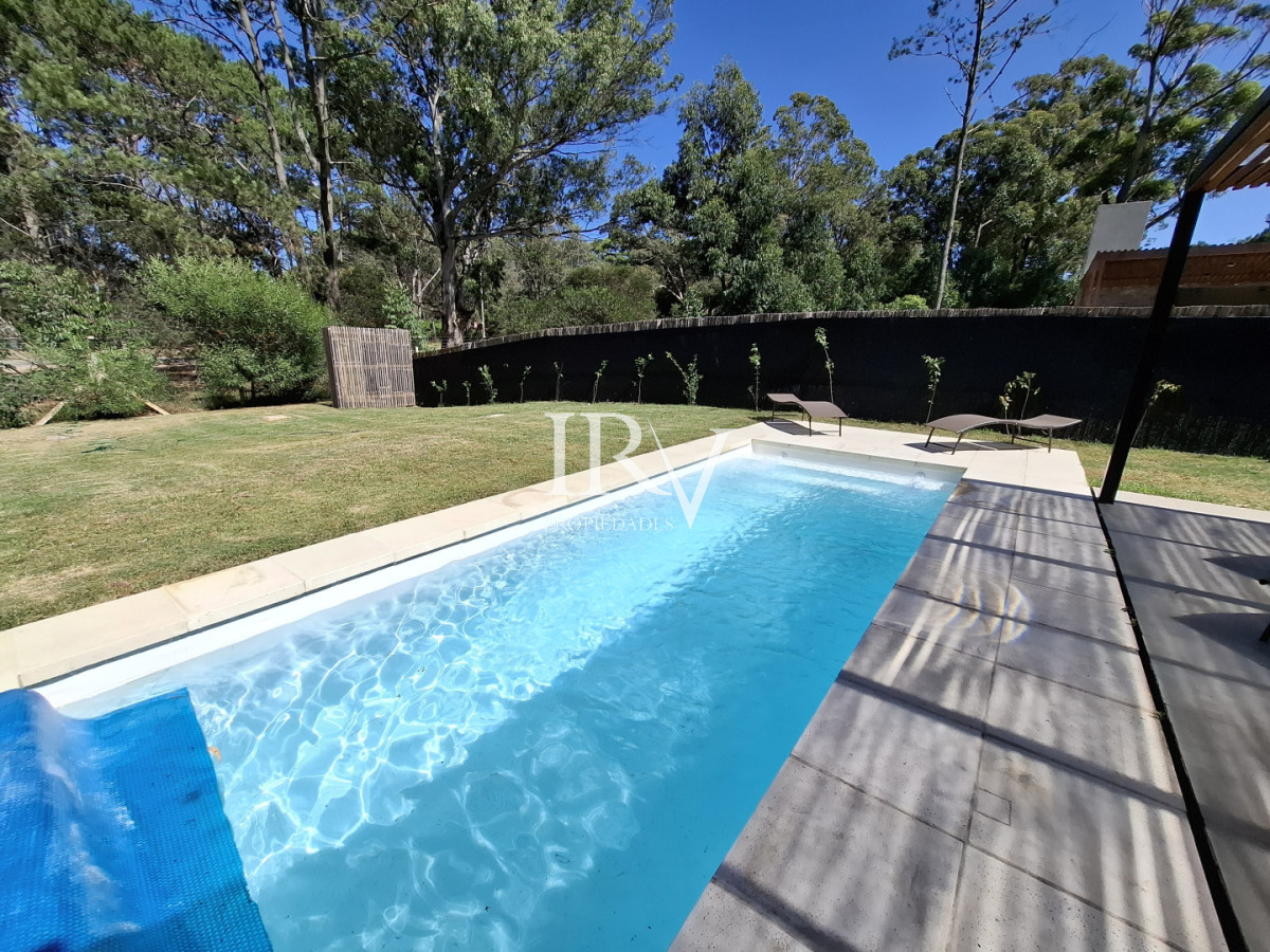 Casa ID.926 - Casa Nueva en Venta  4 Suites con Piscina y Parrillero en Solanas ,Punta del Este