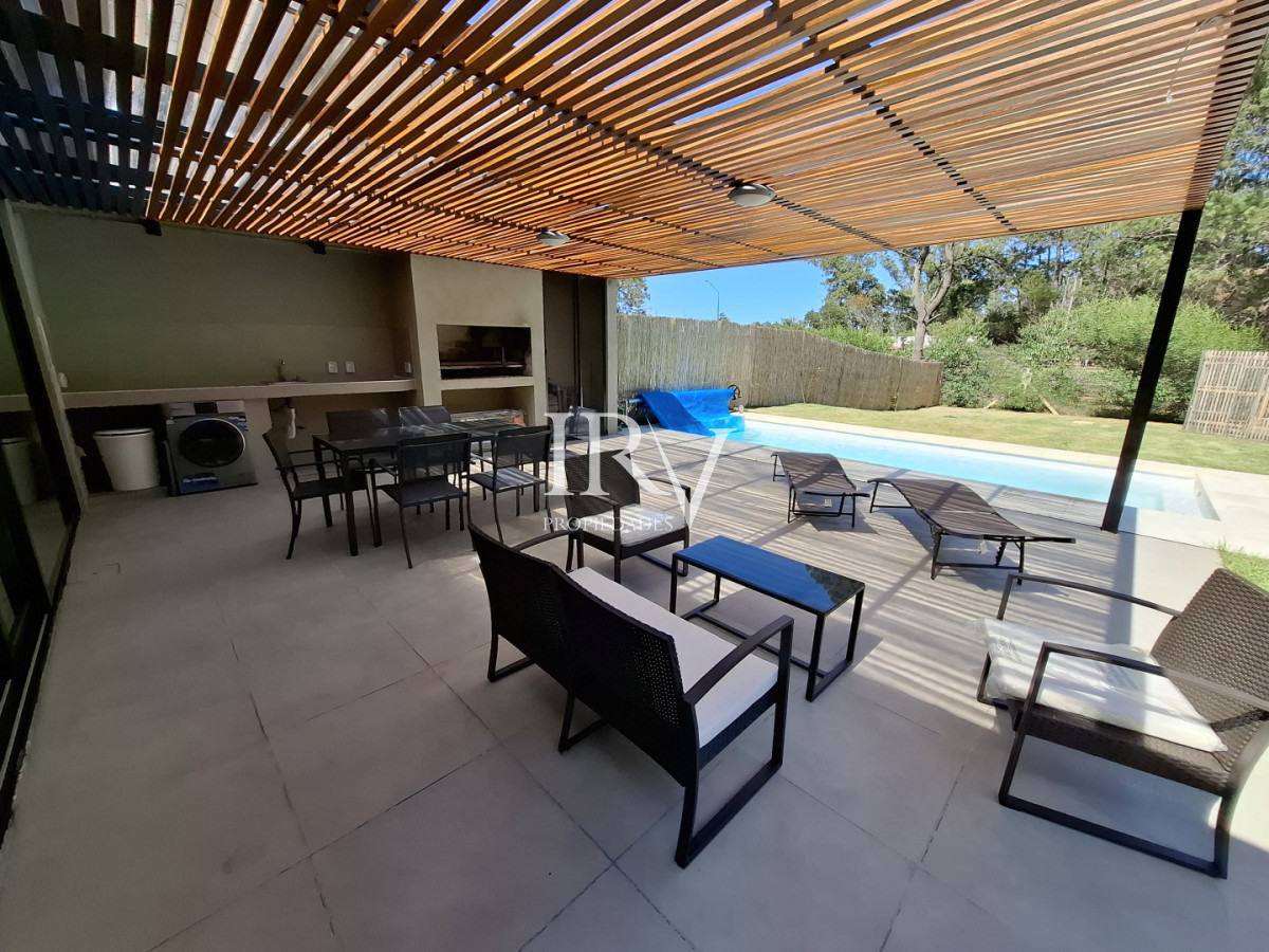 Casa ID.926 - Casa Nueva en Venta  4 Suites con Piscina y Parrillero en Solanas ,Punta del Este